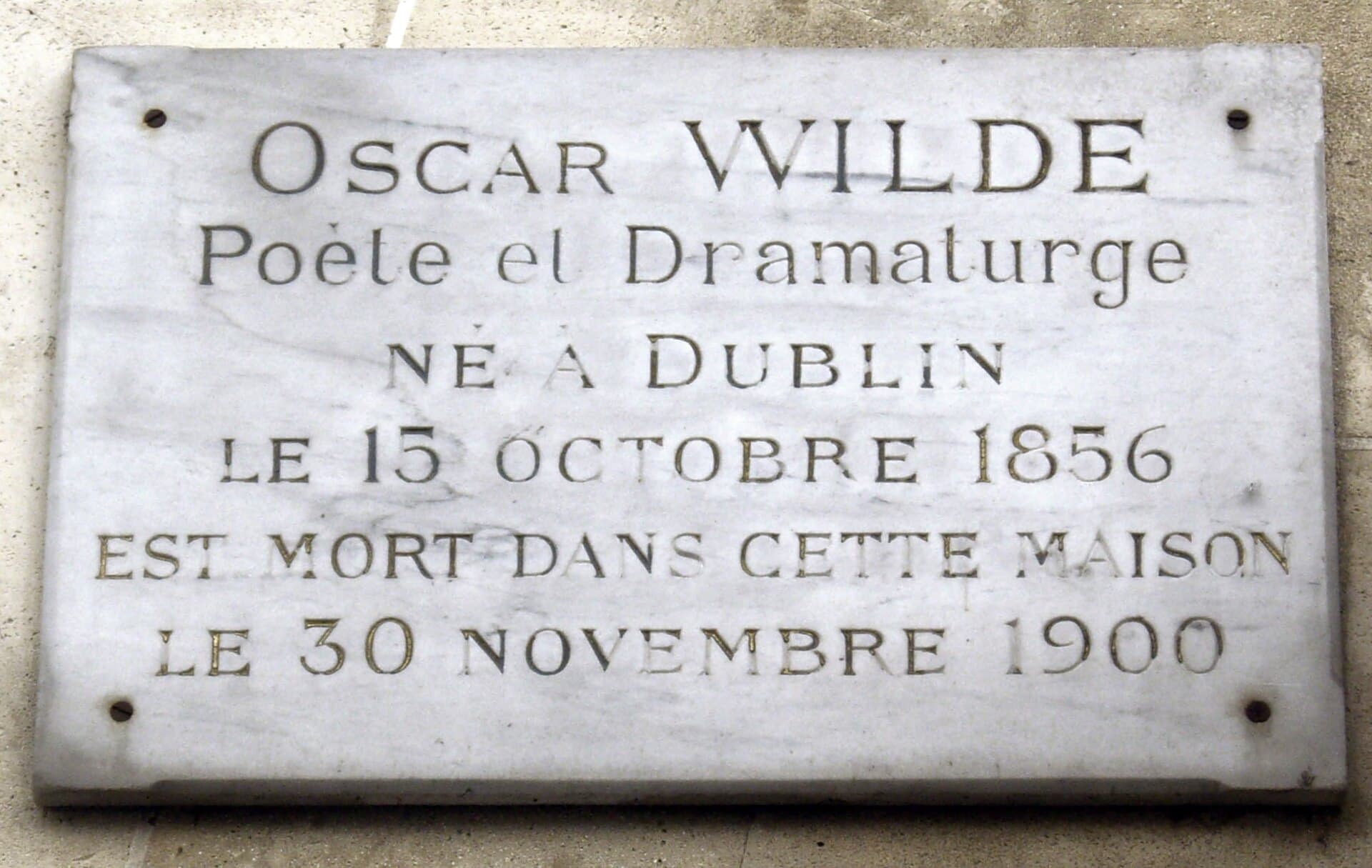 L'Hôtel: Plaque apposée au n° 13 de la rue des Beaux-Arts, Paris 6e, où mourut Oscar Wilde (1899-1900) le 30 novembre 1900. L'année de naissance indiquée, 1856, est erro
