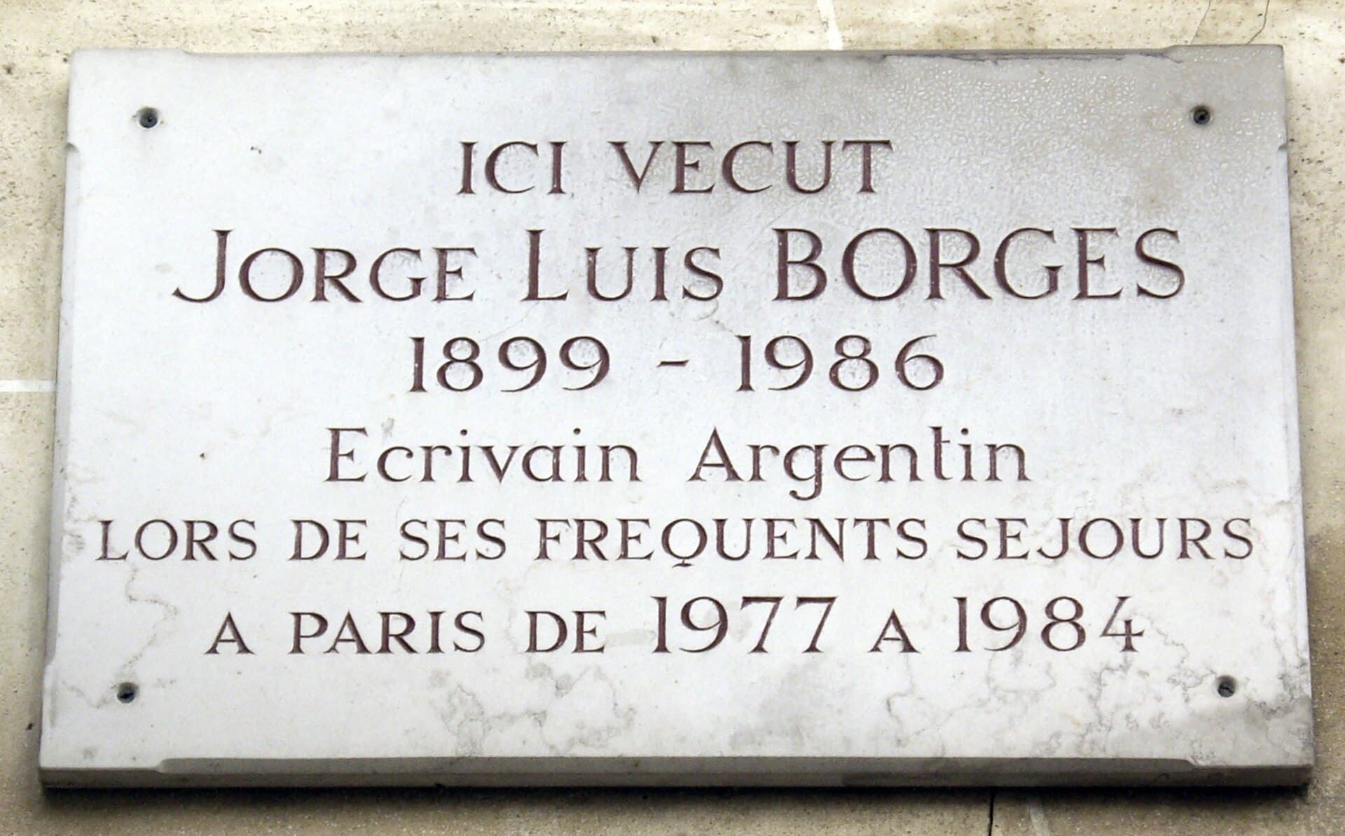 L'Hôtel: Plaque apposée au n° 13 de la rue des Beaux-Arts, Paris 6e, où résidait l'écrivain Jorge Luis Borges (1899-1986) lors de ses séjours à Paris entre 1977 et 1985.