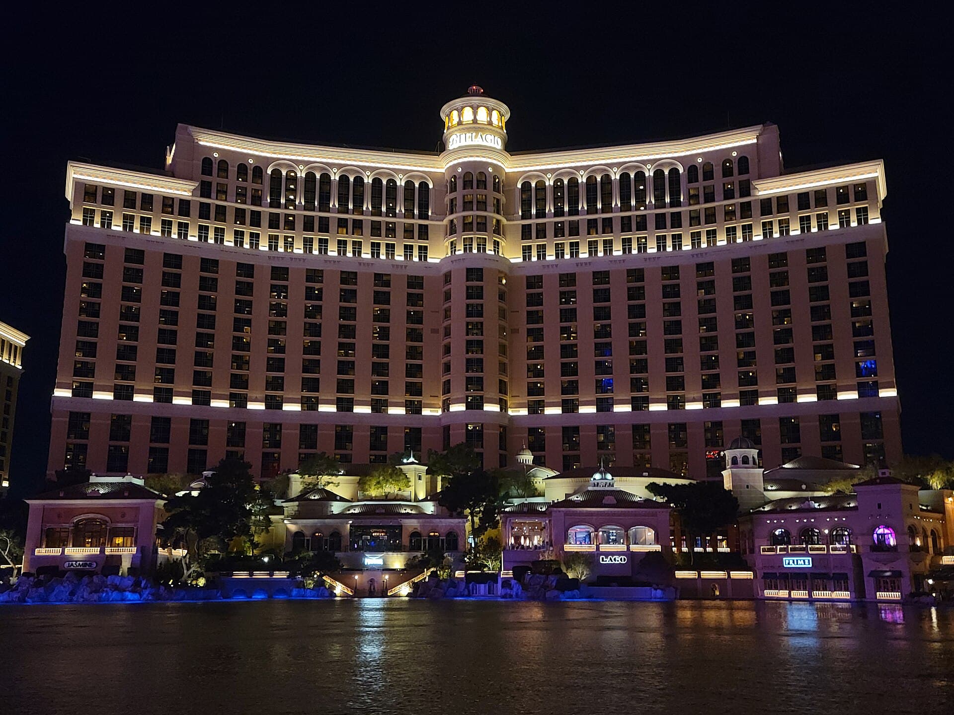 Bellagio: Front of the Bellagio Hotel &amp; Casino at night from the Las Vegas Strip.