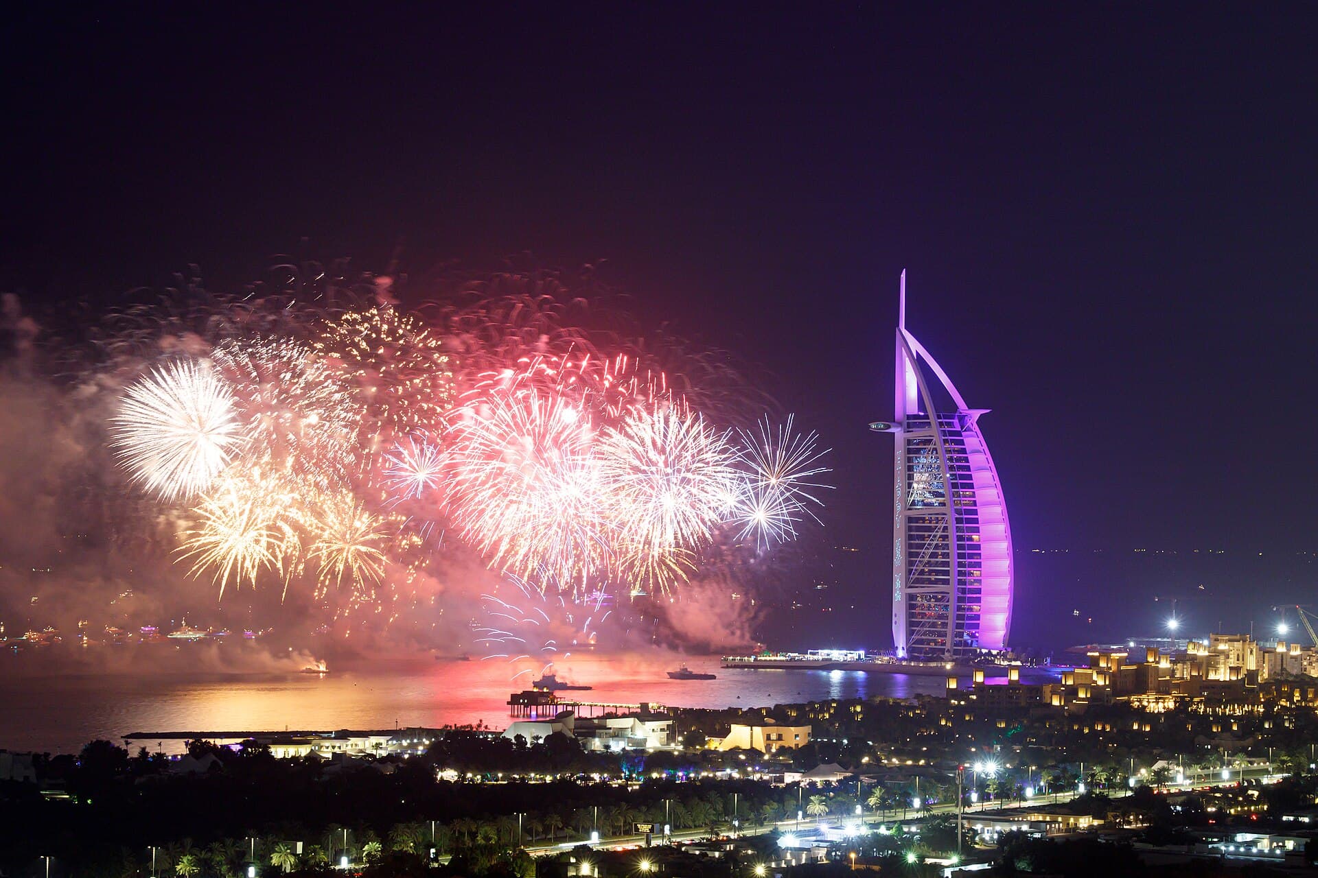 Burj al-Arab: Fireworks in Dubai New Year Eve 2021