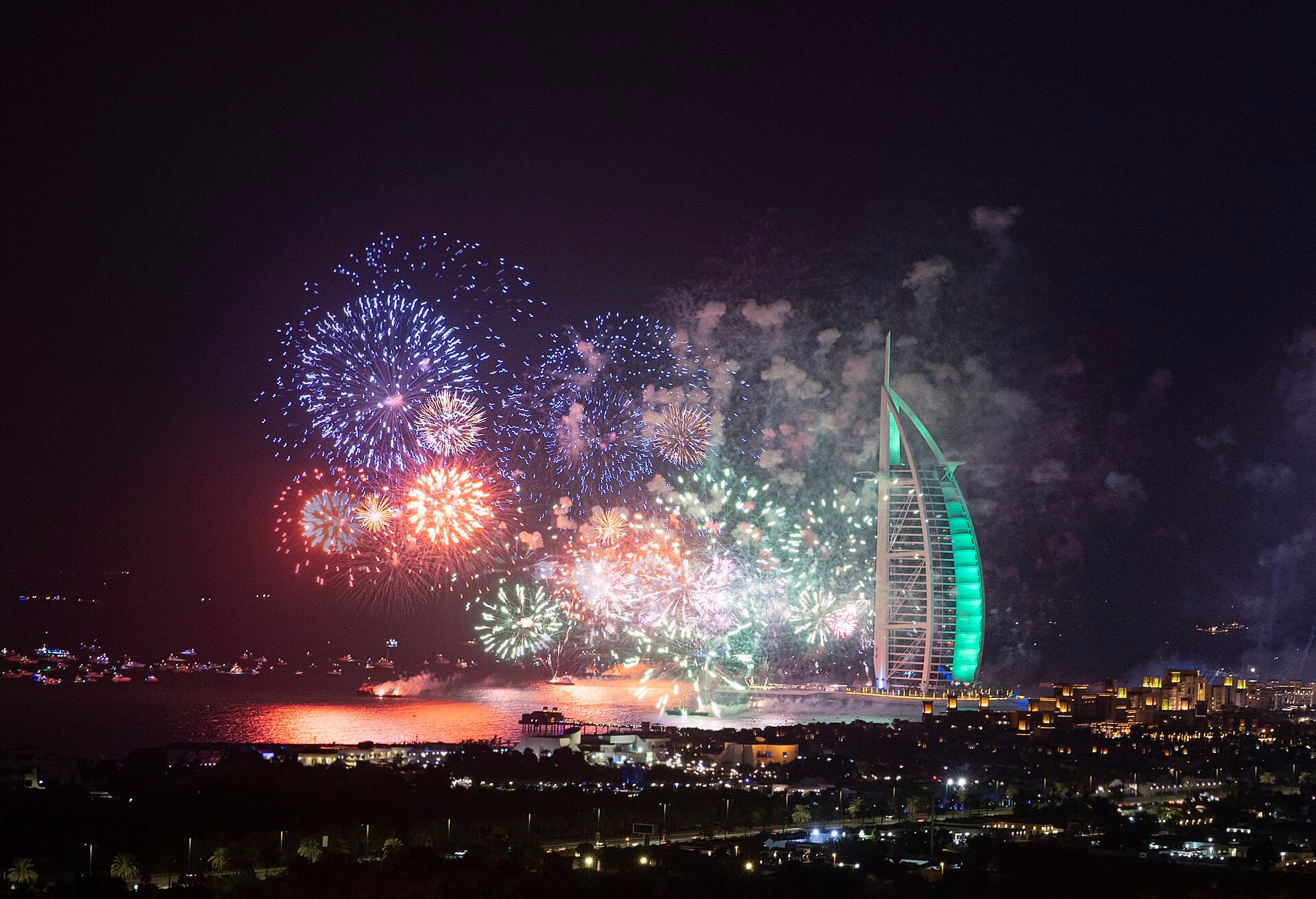 Burj al-Arab: Burj Al Arab New Year 2020 Fireworks برج العرب ليلة رأس السنة 2020